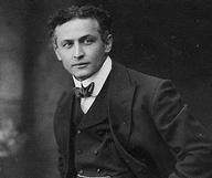 Houdini est né à Budapest, en Hongrie[1]. À partir de 1907, Houdini prétend être né le 6 avril 1873 à Appleton dans le Wisconsin.